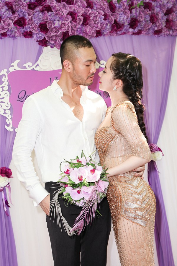 Quỳnh Nga hạnh phúc cùng chồng.